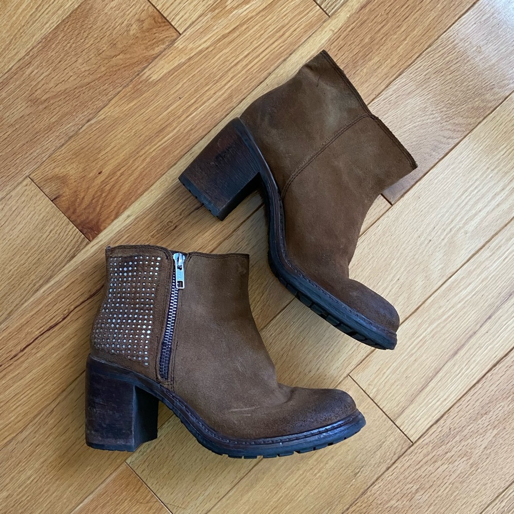 Cute Browns suede boots